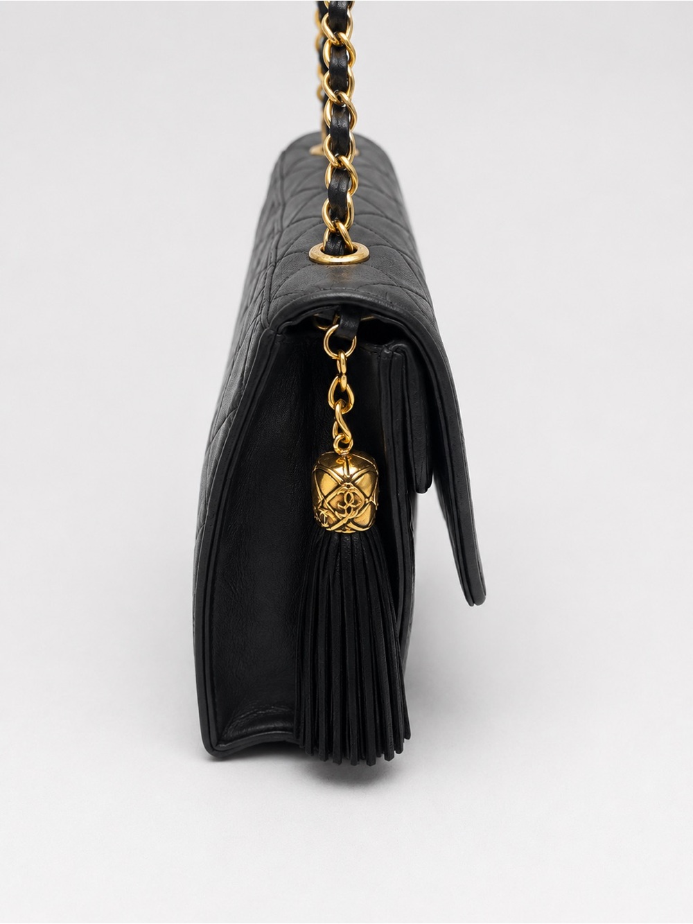 ❌❌SOLD❌❌
Vintage Chanel Black Quilted Leather Shoulder Bag with Tassel - Picture 3 of 5